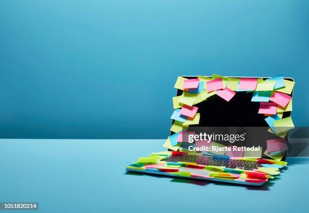 laptop covered with sticky notes - bjarte rettedal stock pictures, royalty-free photos & images
