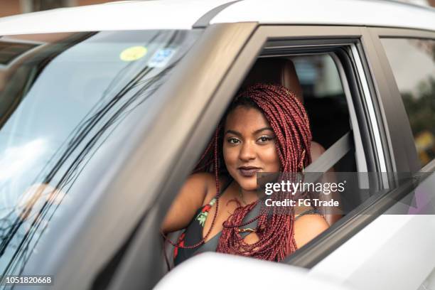 retrato de controlador africanos en el interior del coche - female exhibitionist fotografías e imágenes de stock