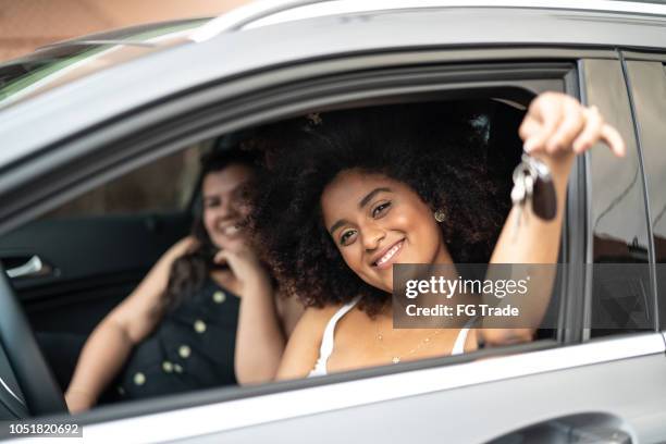 retrato de mujer driver con las llaves del coche - domestic car fotografías e imágenes de stock