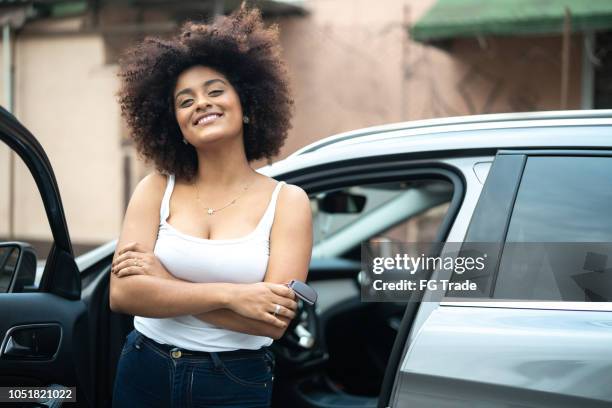 車のキーを持つ女性ドライバーの肖像画 - car driver ストックフォトと画像