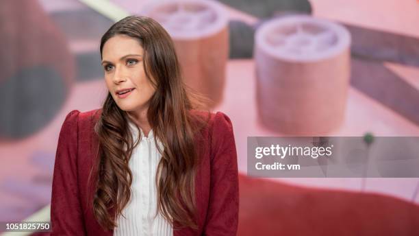 portrait of a brown-haired female tv show guest speaking - anúncio de televisão imagens e fotografias de stock