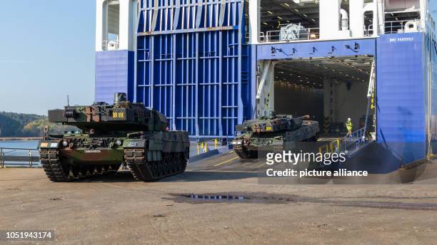 October 2018, Norway, Fredrikstad: Leopard 2 tanks being driven to the harbour area of Fredrikstad after their shipment for the large-scale NATO...