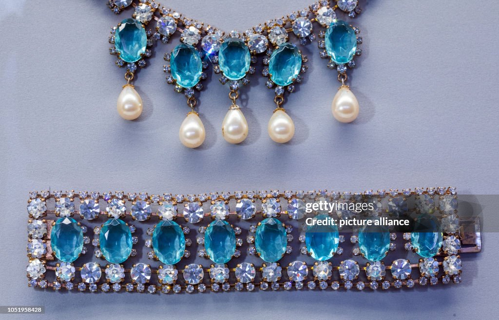 Jewellery from the workshop Weiss in the exhibition Bijoux Bijoux