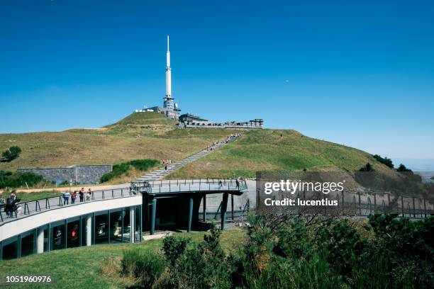 puy de dome, auvergne, france - puy de dome photos et images de collection