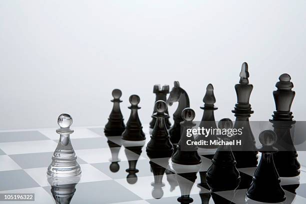 pawn that approaches enemy - échiquier photos et images de collection