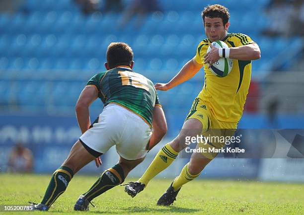 Robbie Coleman of Australia runs the ball up during the rugby 7's semifinal match between Australia and South Africa at Delhi University during day...