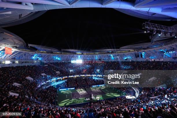 Spectators wait for player Roger Federer of Switzerland and Borna Coric of Croatia during the semi-final of men's singles match of the 2018 Rolex...