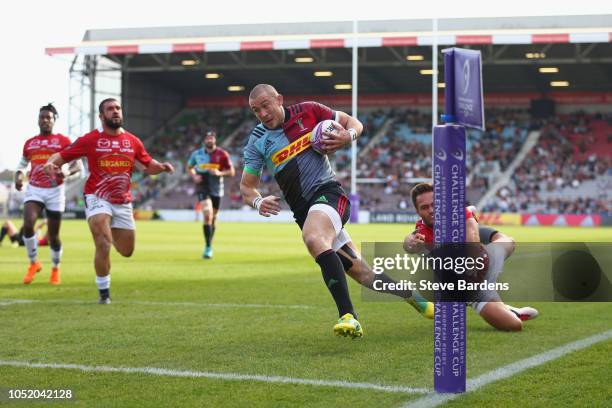 Mike Brown of Harlequins breaks away to score a try during the European Rugby Challenge Cup match between Harlequins and Agen at Twickenham Stoop on...