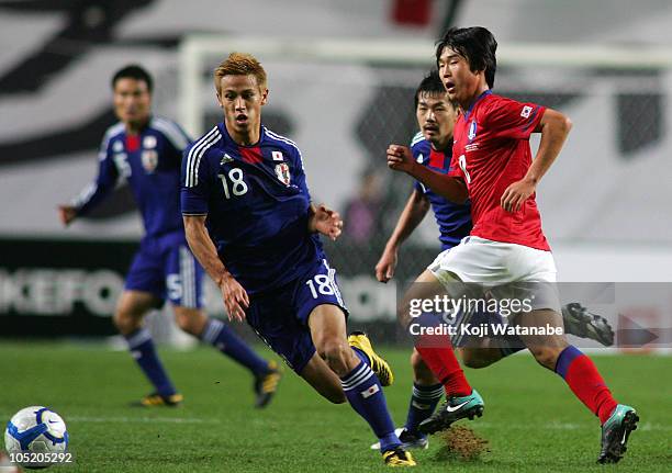 Keisuke Honda of Japan and Yoon Bitgaram of South Korea compete for the ball during the international friendly match between South korea and Japan at...