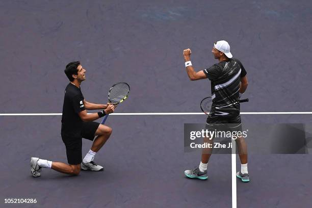 Lukasz Kubot of Poland and Marcelo Melo of Brazil celebrate after defeating Jamie Murray of Great Britain and Bruno Soares of Brazil during the final...