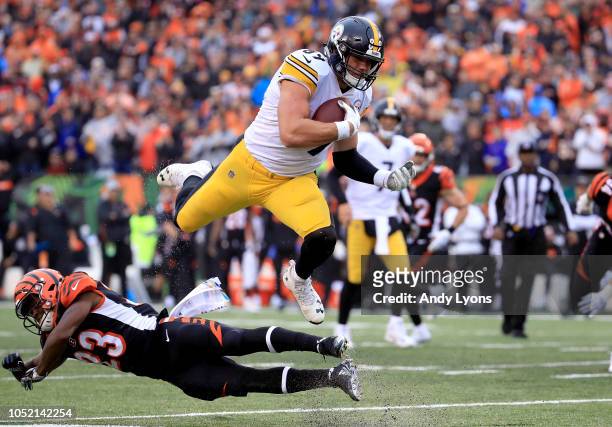 Vance McDonald of the Pittsburgh Steelers leaps over Darius Phillips of the Cincinnati Bengals during the fourth quarter at Paul Brown Stadium on...
