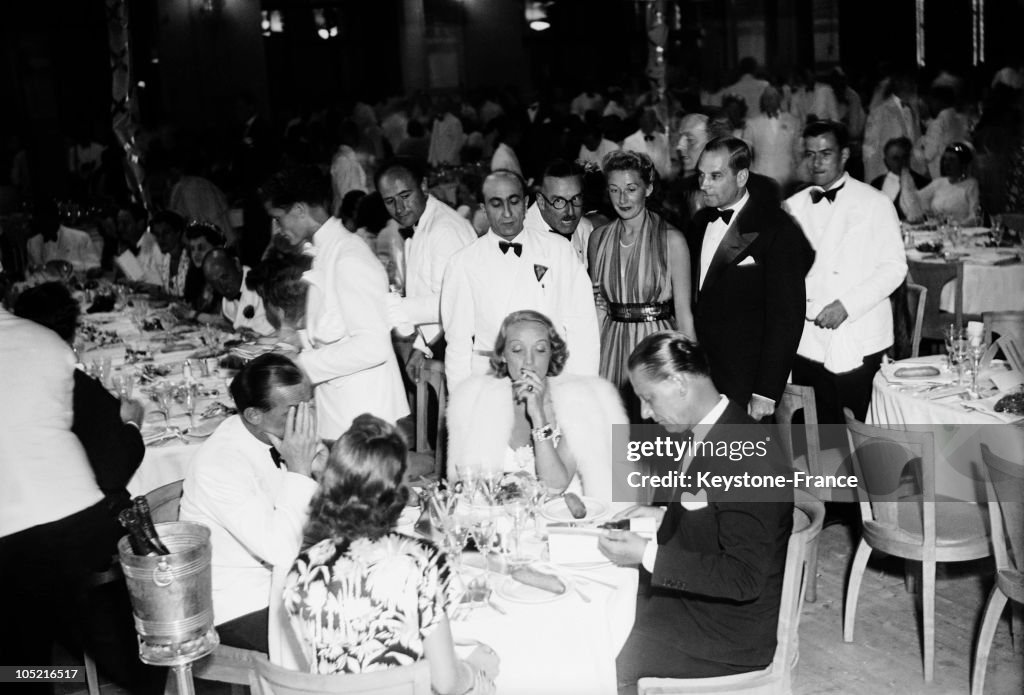 Erich Maria Remarque, Marlene Dietrich Et Rudolf Sieber At The Restaurant In 1938