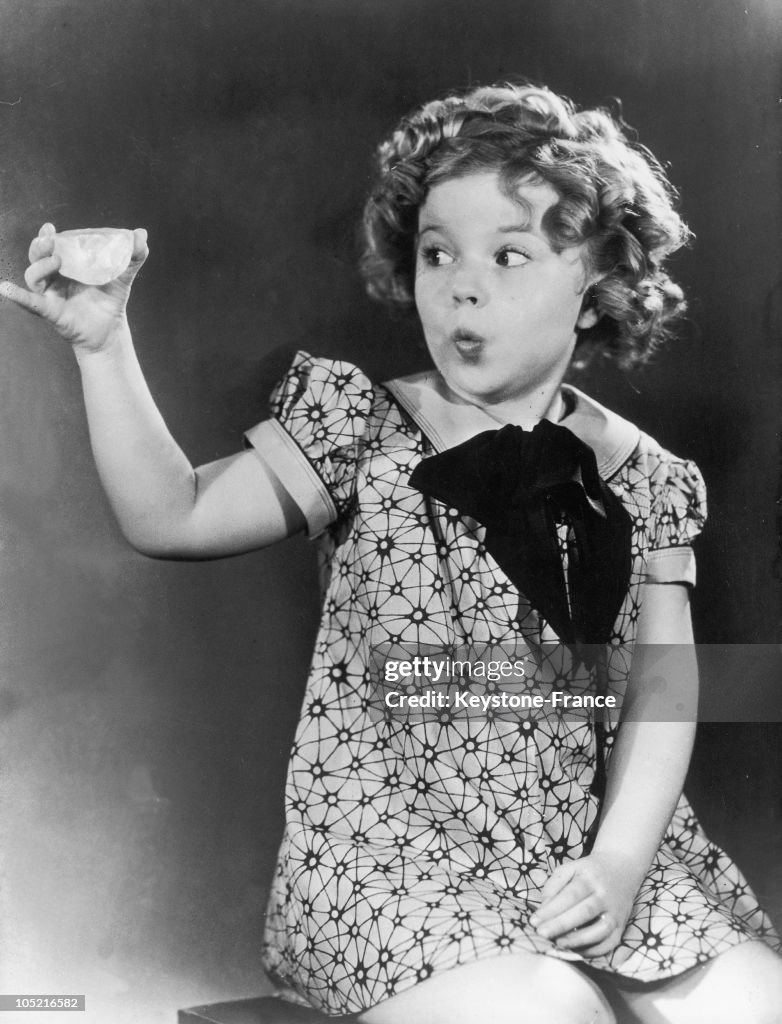 Shirley Temple Holding The Jonkers Diamond In Los Angeles In 1933