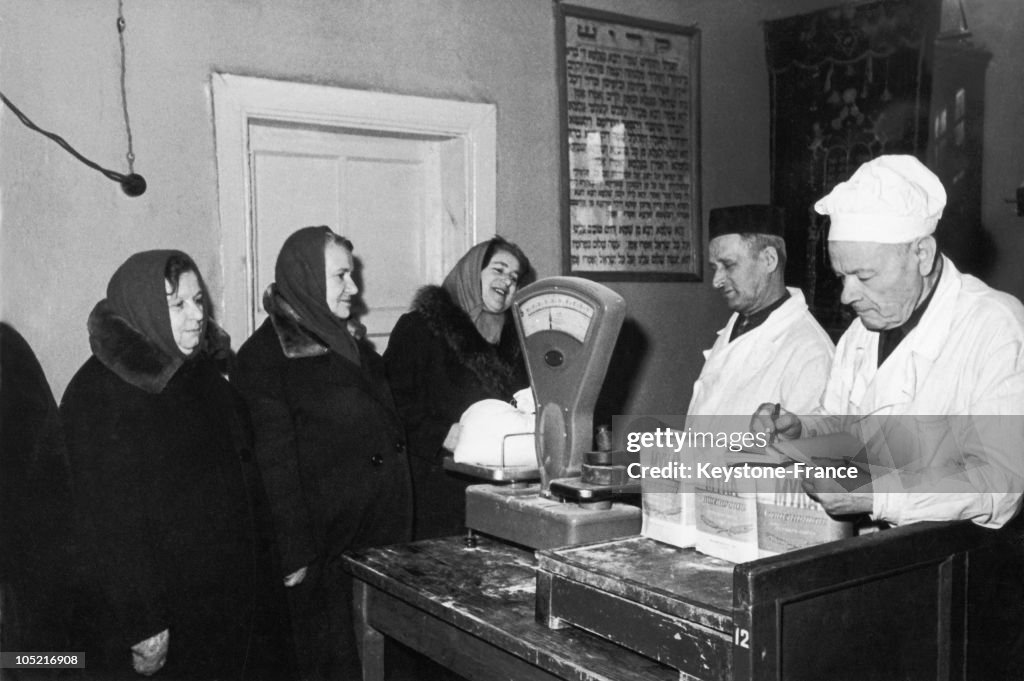 Buying Flour In A Jewish Shop In Moscow In 1965