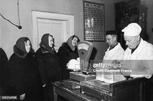 Jewish Women Buying Matsa Flour To Celebrate Pessah, Jewish Easter, In April 1965.