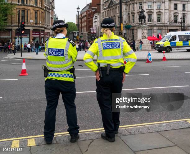 ロンドンで勤務中に女性警察官 - london police ストックフォトと画像
