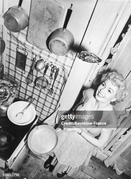 Circa 1950: Actress Yolande Donlan Making Pancakes