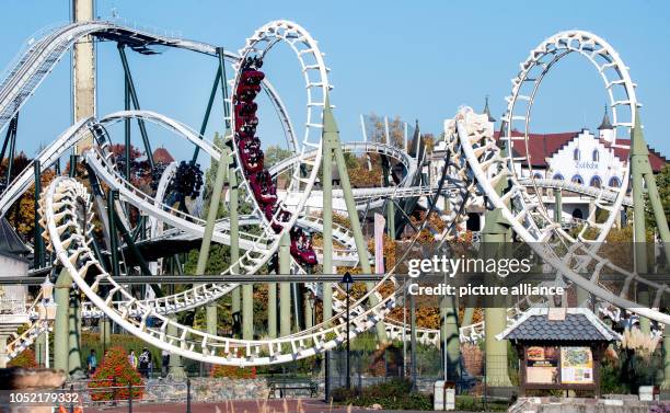 Rollercoaster Loops Photos and Premium High Res Pictures - Getty Images