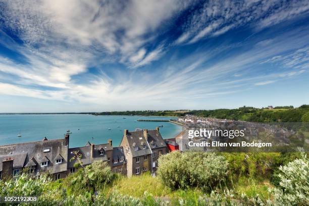 elevated view over cancale, a touristic seaside resort situated on the coast of the english channel, at high tide - 巻雲 ストックフォトと画像