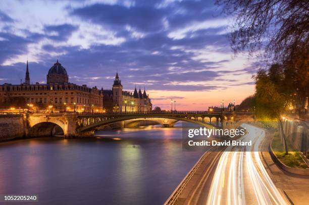 pont notre-dame and conciergerie - la conciergerie fotografías e imágenes de stock