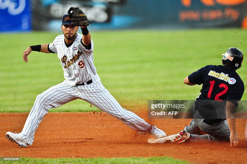 Leones de Caracas 2nd base Leonardo Gil(