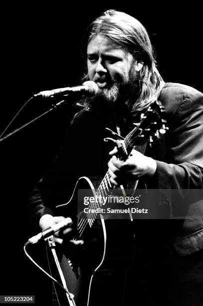 Tom McRae performs live at La Cigale on October 12, 2010 in Paris, France.