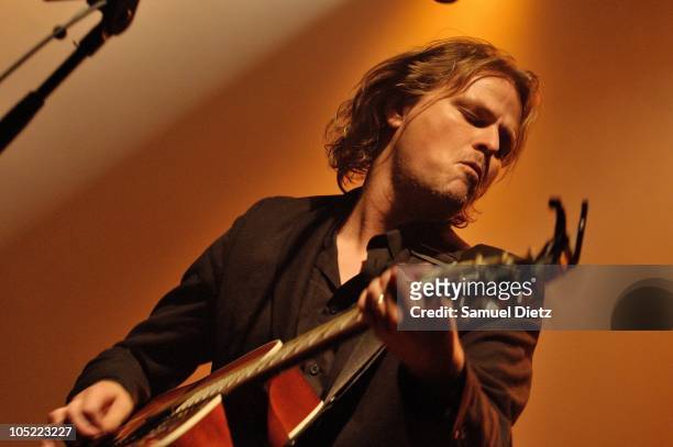 Tom McRae performs live at La Cigale on October 12, 2010 in Paris, France.