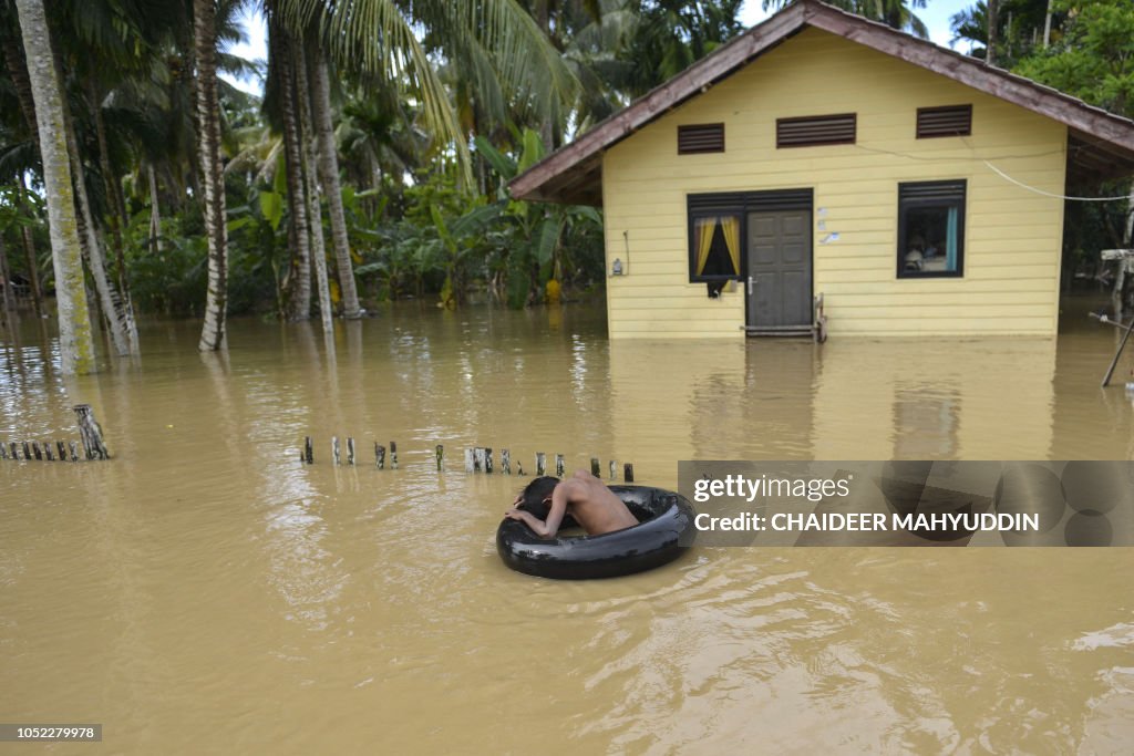 TOPSHOT-INDONESIA-FLOOD-WEATHER