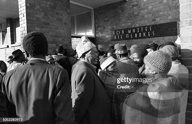 211 Riots 211 Soweto Riots 1976 Stock Photos, High-Res Pictures, and Images ...