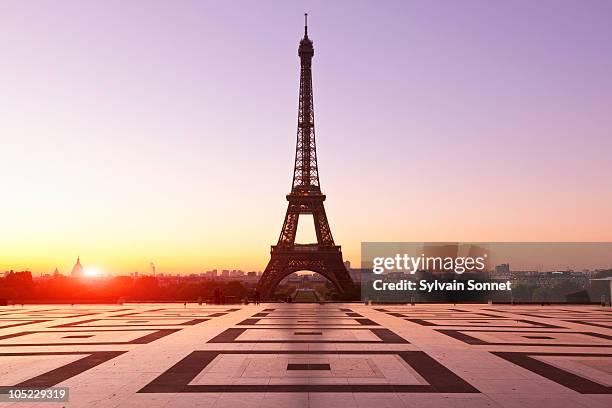 splanade of trocadero, paris - eiffel tower silhouette stock pictures, royalty-free photos & images