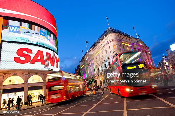 london, piccadilly circus by night - piccadilly circus stock-fotos und bilder