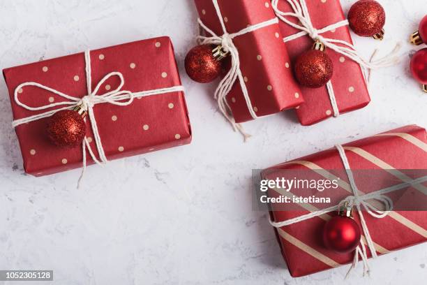 christmas gift boxes - paper ball stock-fotos und bilder