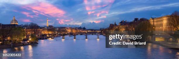 pont des arts at night - eiffel tower at night stock pictures, royalty-free photos & images