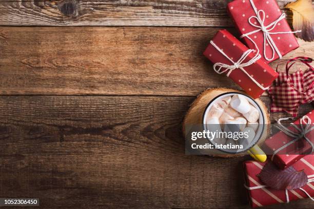 mug of hot chocolate and christmas gift boxes - moments daily life from above imagens e fotografias de stock