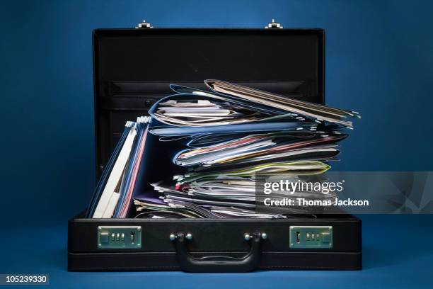 Overstuffed File Overstuffed Briefcase Fotografías e imágenes de stock - Getty Images