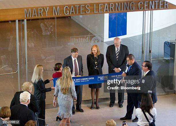 Bill Gates, founder of Microsoft Inc. And co-founder of the Bill and Melinda Gates Foundation, left, to right, Libby Gates Armintrout, sister of Bill...