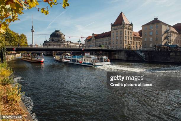 October 2018, Berlin: Tourist boats sail along the Spree. In the background you can see the television tower and the Bode Museum . Photo: Johanna...