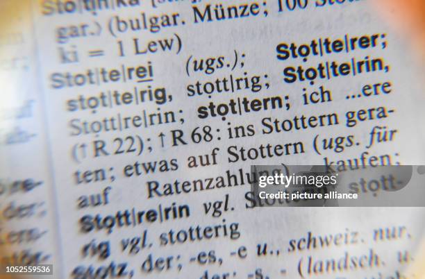 October 2018, Berlin: The word stuttering in the dictionary is separated by a vertical line. Photo: Jens Kalaene/dpa-Zentralbild/dpa