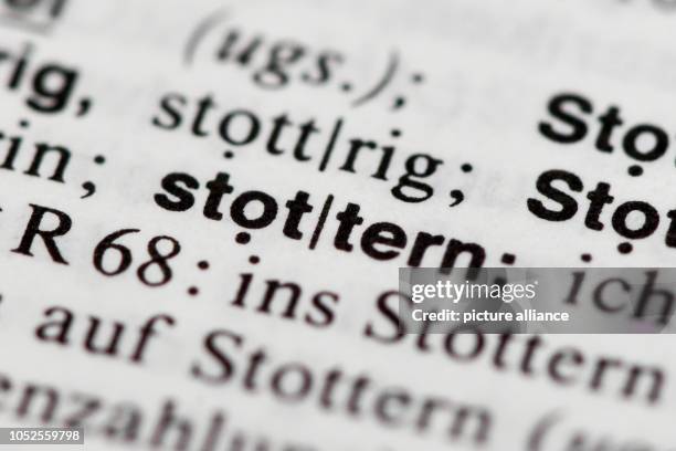 October 2018, Berlin: The word stuttering in the dictionary is separated by a vertical line. Photo: Jens Kalaene/dpa-Zentralbild/dpa