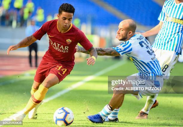 Rome's Dutch forward Justin Kluivert outruns SPAL's Italian midfielder Filippo Costa during the Italian Serie A football match AS Roma vs SPAL 2013...