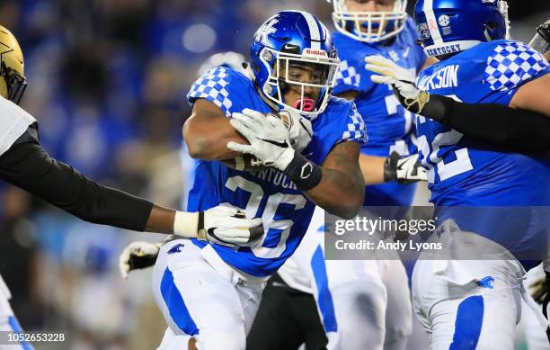 Benny Snell Jr of the Kentucky Wildcats runs for a touchdown against the Vanderbilt Commodores at Commonwealth Stadium on October 20, 2018 in...