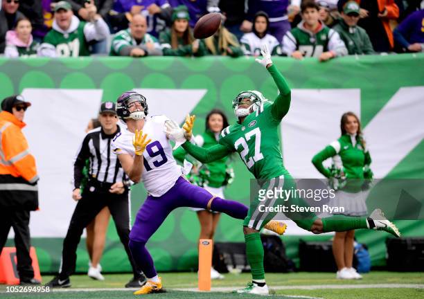 Adam Thielen of the Minnesota Vikings catches a touchdown pass against Darryl Roberts of the New York Jets during the first quarter at MetLife...