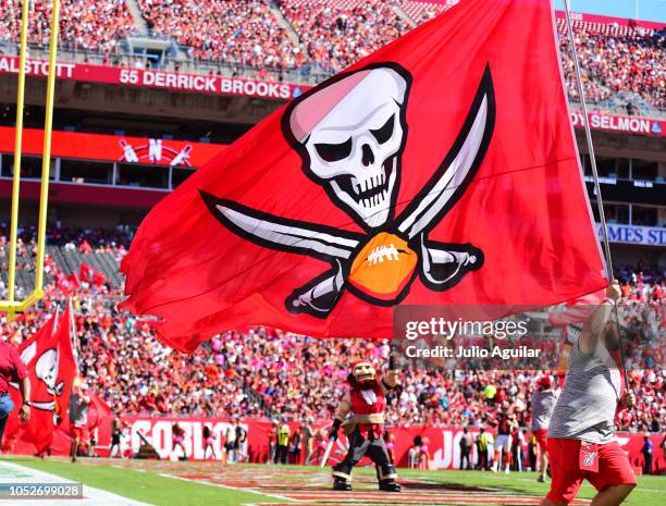 Tb Score Tampa Bay Buccaneers Flag Photos and Premium High Res Pictures - Getty ...