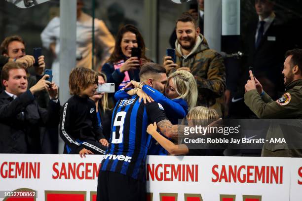 Mauro Icardi of FC Internazionale kisses his wife at full time in celebration after scoring the winning goal during the Serie A match between FC...