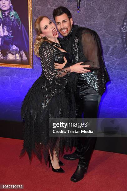 Leonard Freier and his wife Caona Freier attend the musical premiere of 'Tanz der Vampire' at Theater des Westens on October 21, 2018 in Berlin,...