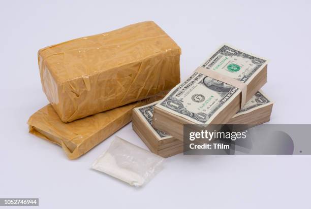 drug and dollar money on white background. - cocaine 個照片及圖片檔