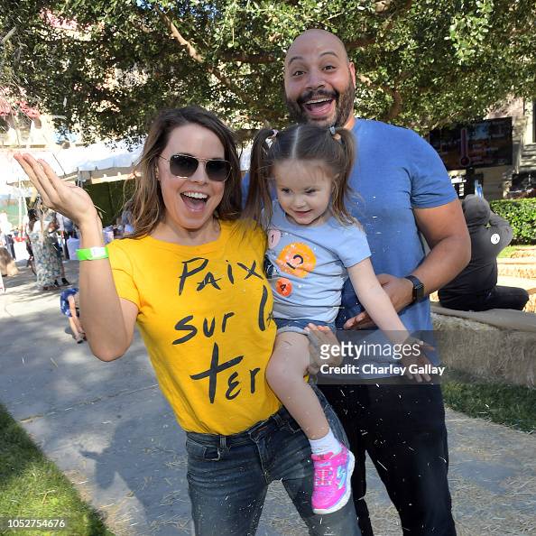 Colton Dunn and family attend the Feeding Families and Building... Photo  d'actualité - Getty Images