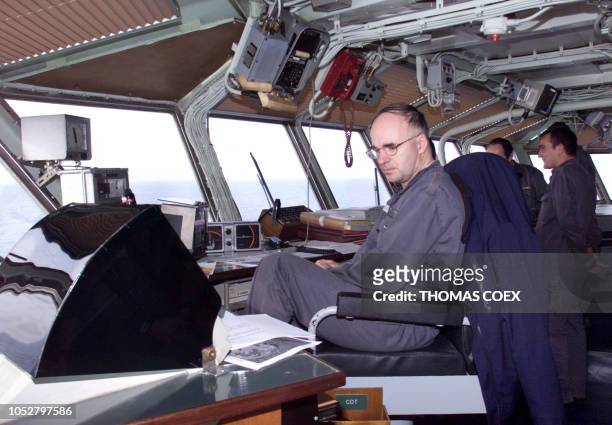 Le capitaine de vaisseau commandant le Foch, Anne-François de Saint-Salvy, regarde les écrans de la "tour de contrôle" du porte-avions français, le...