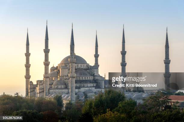 blue mosque at sunrise in autumn, istanbul, turkey - moschea blu istanbul foto e immagini stock