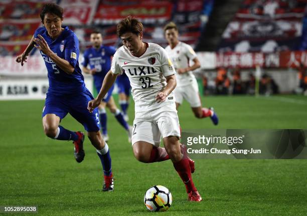 Koki Anzai of Kashima Antlers controls the ball during the AFC Champions League semi final second leg match between Suwon Samsung Bluewings and...